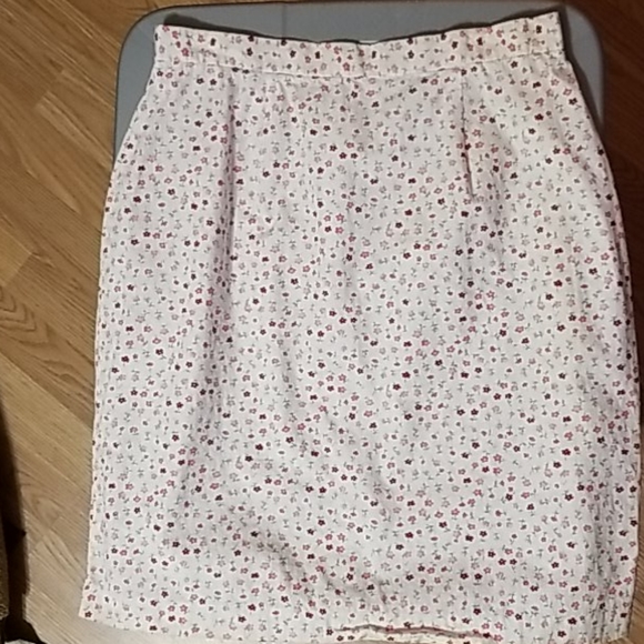 <VICTORIA HOLLEY> White/Pink/Maroon Floral Skirt - Picture 14 of 14